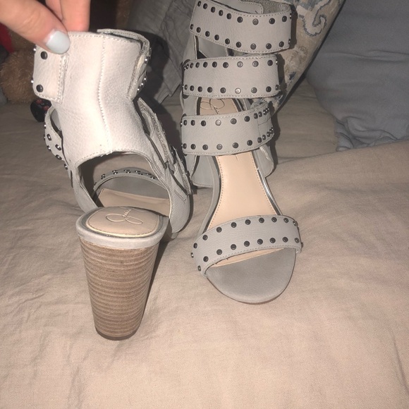 SUPER CUTE Jessica Simpson grey heels with studs - Picture 3 of 3
